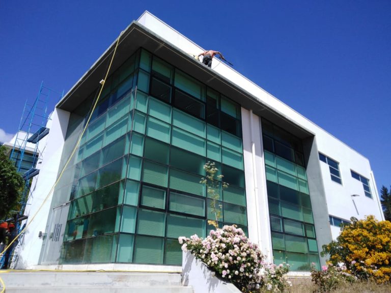 René Olivares PUCV pintura reciclada